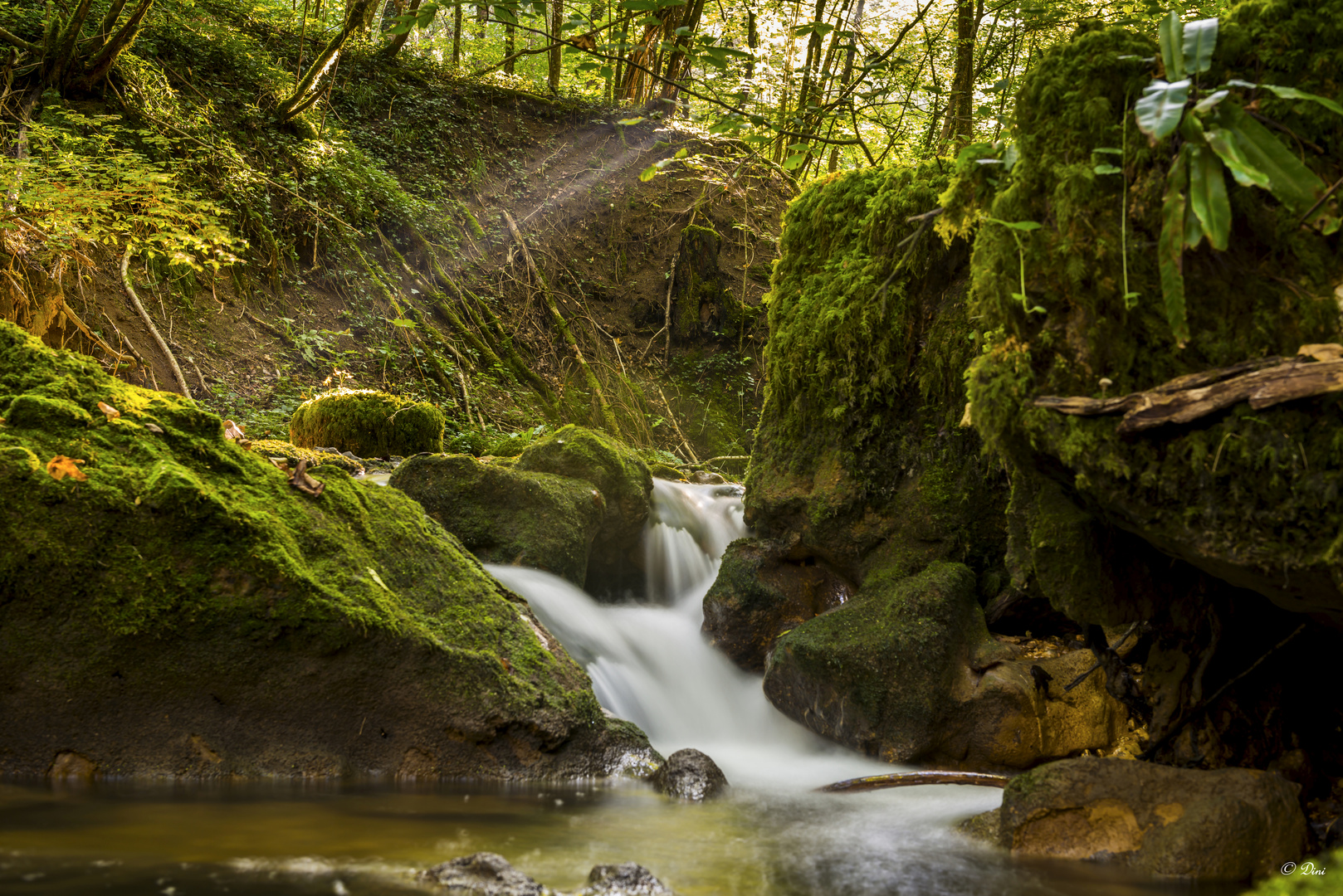 Wasserfall mit Strahlen