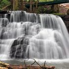 Wasserfall mit Treibgut