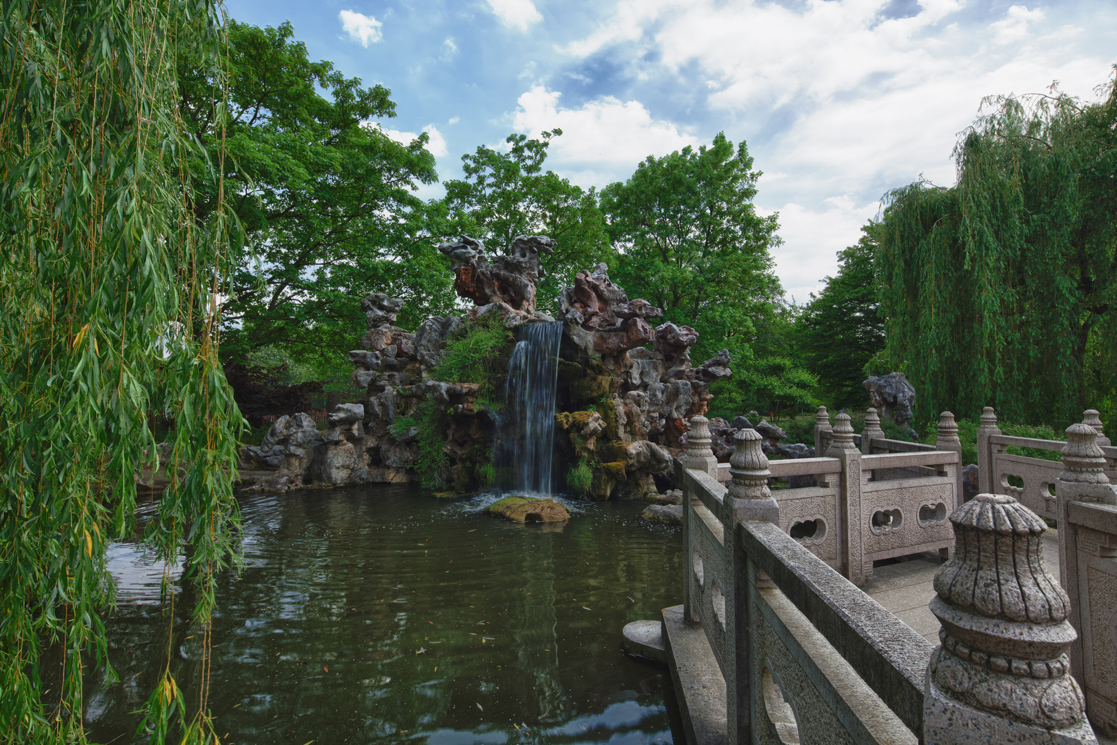 Wasserfall mit Zickzackbrücke