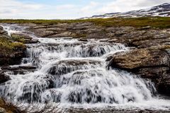 Wasserfall mitten im Pieljekaise Nationalpark