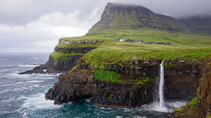 Wasserfall Múlafossur bei Gásadalur mit Árnafjall im Hintergrund
