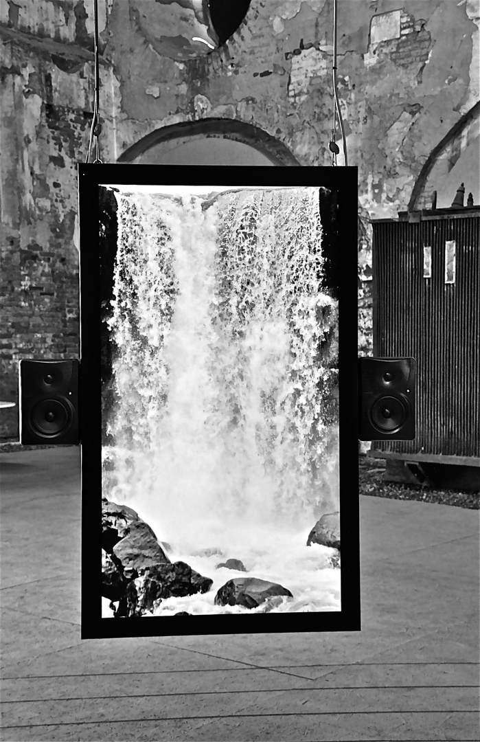 wasserfall trifft auf fabrikshalle