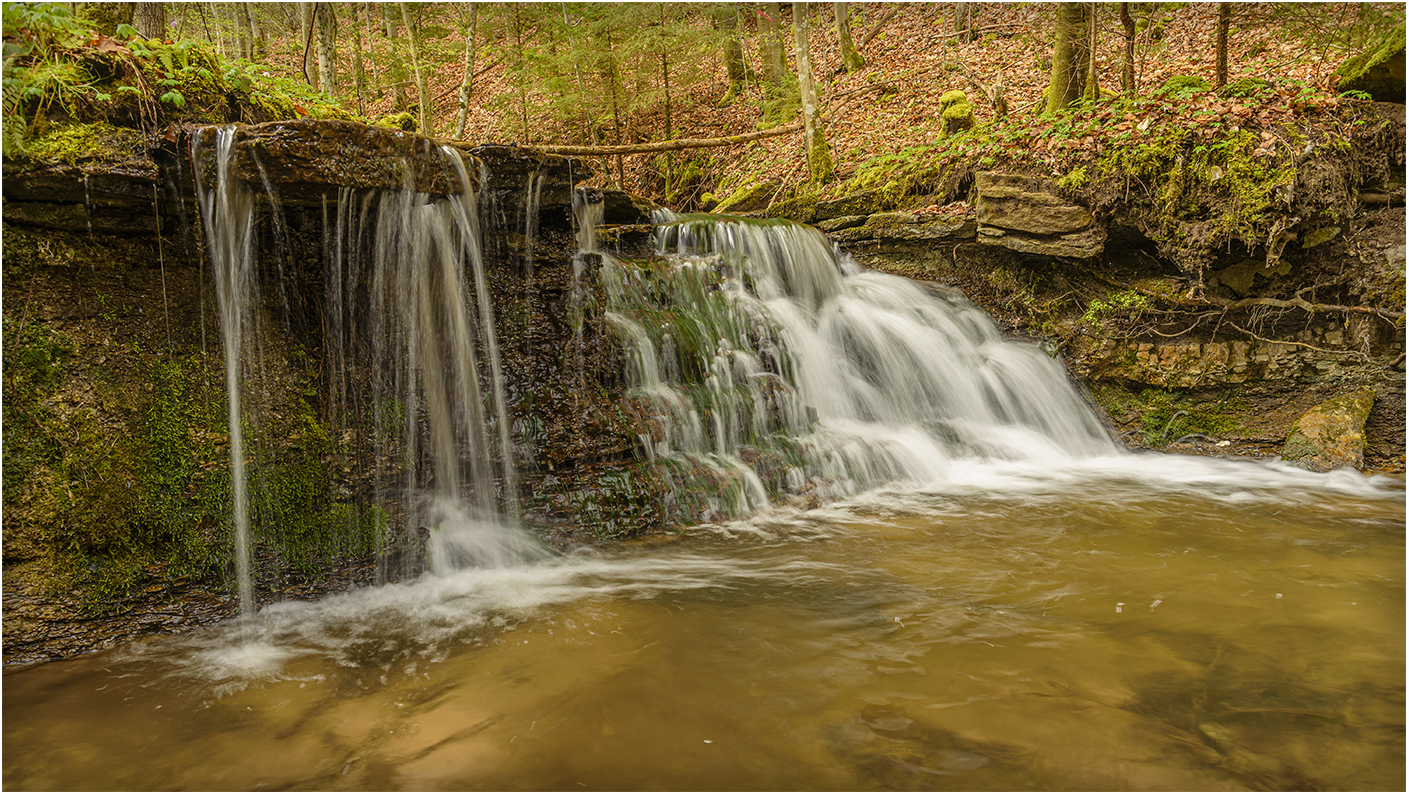 Wasserfall über Stufen und im freien Fall 