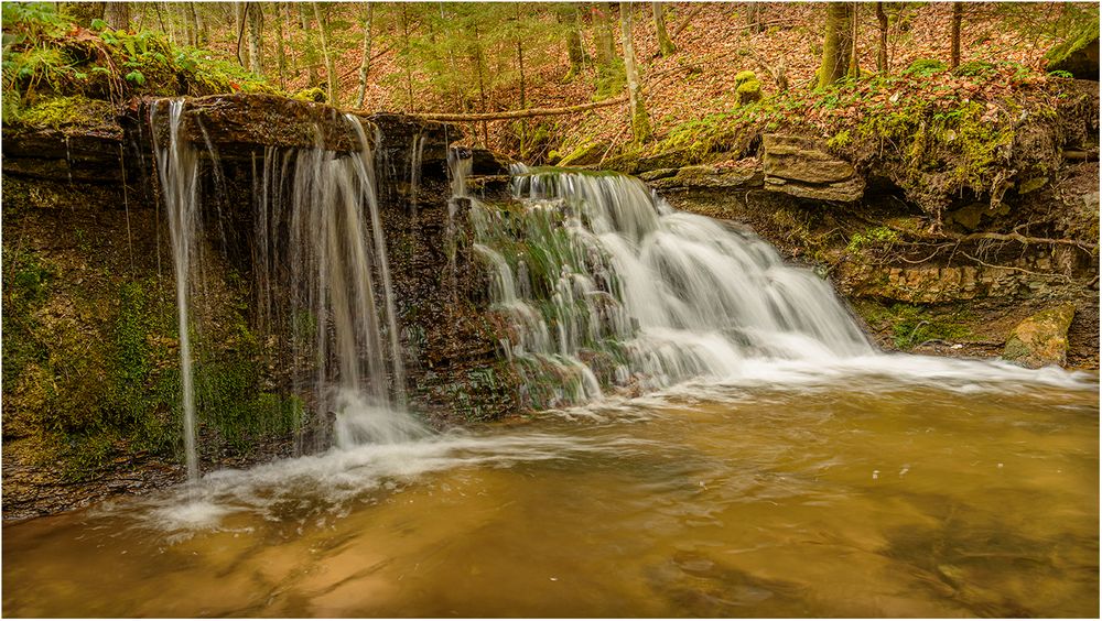 Wasserfall über Stufen und im freien Fall 