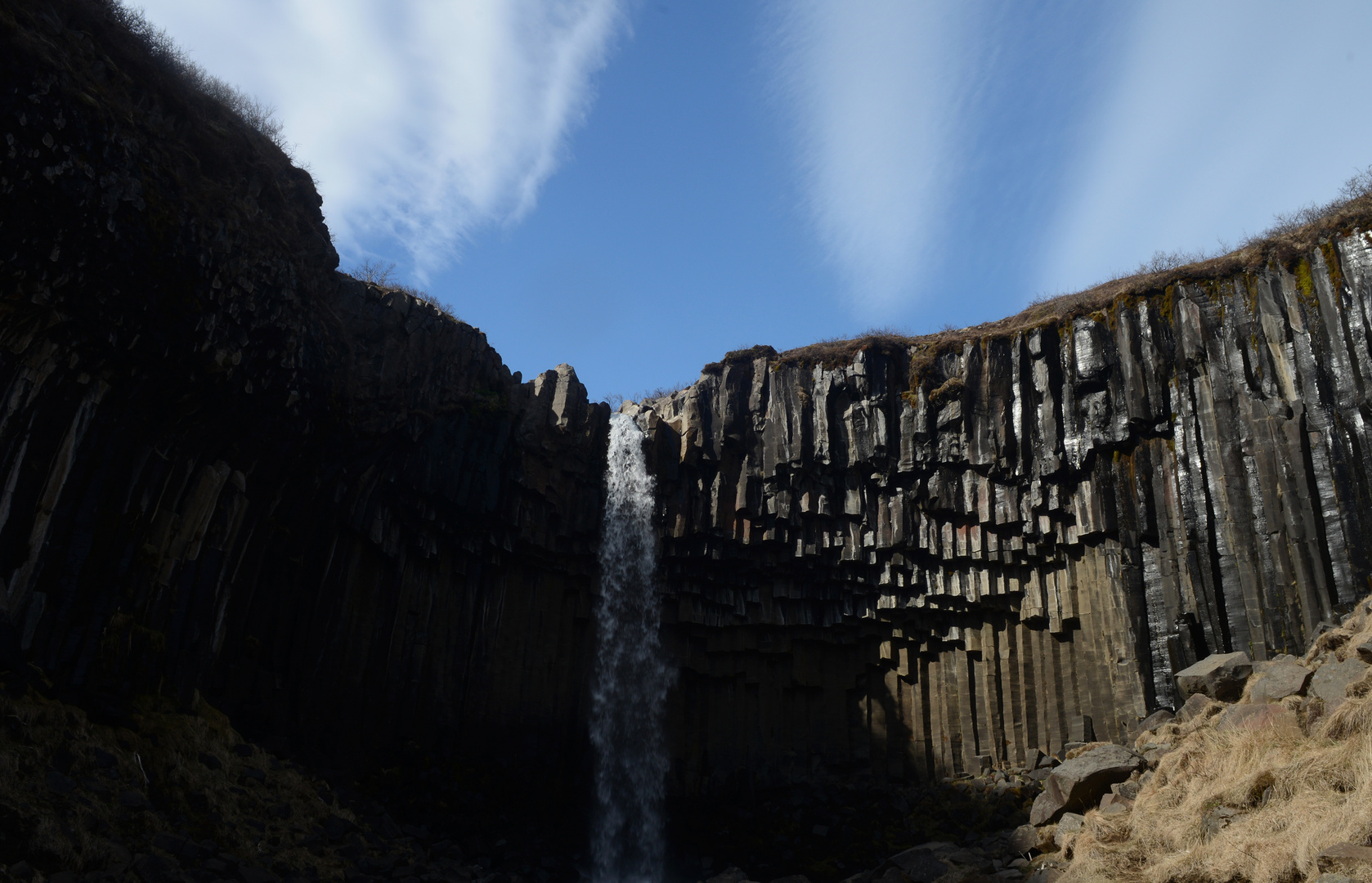 Wasserfall umrahmt von Orgel-Basaltsäulen