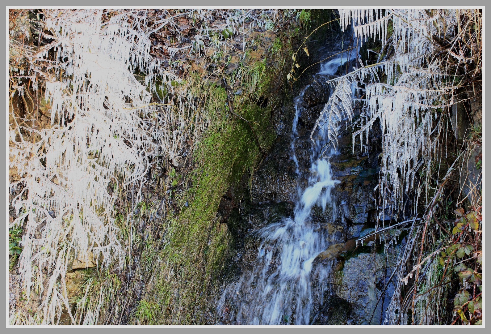 Wasserfall und Eiskristalle