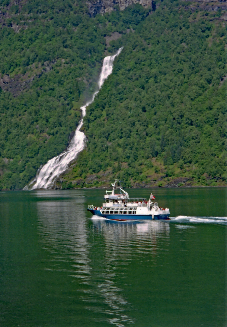 Wasserfall und Fähre im Geirangerfjord