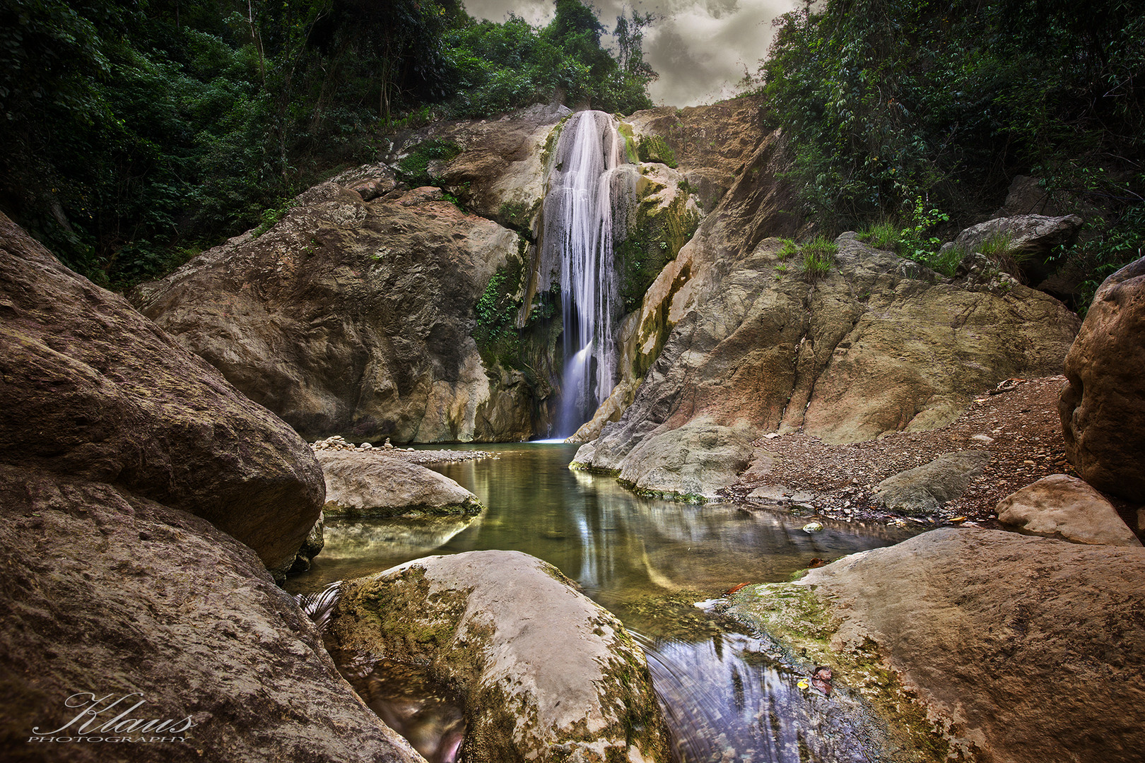 Wasserfall und Felsen