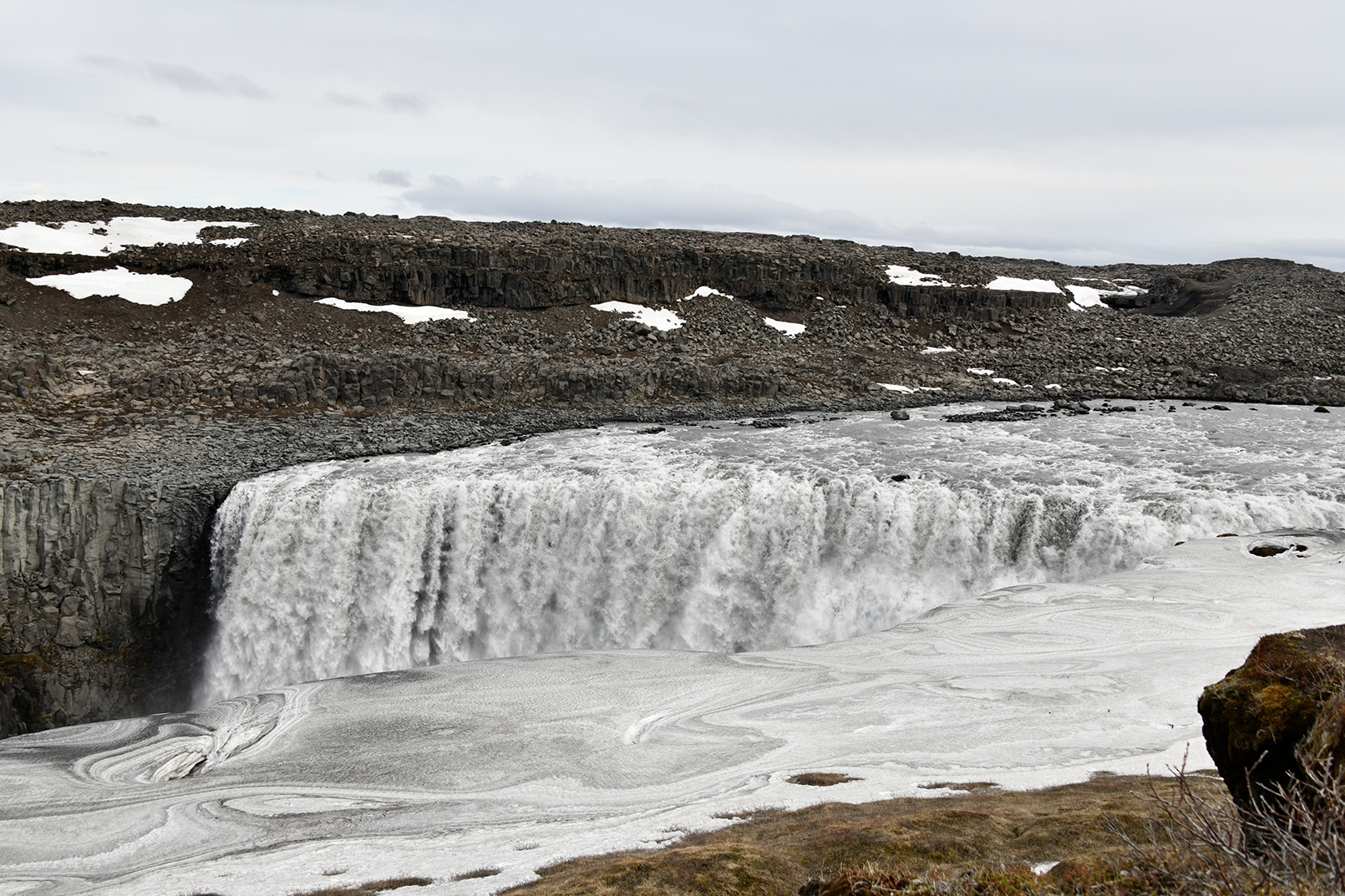 Wasserfall und Schnee