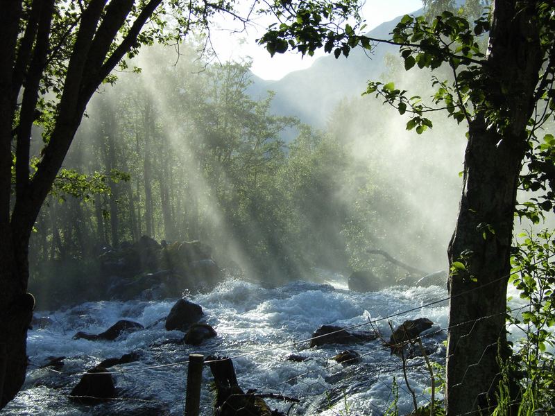 wasserfall und sonnenstrahl