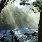 wasserfall und sonnenstrahl