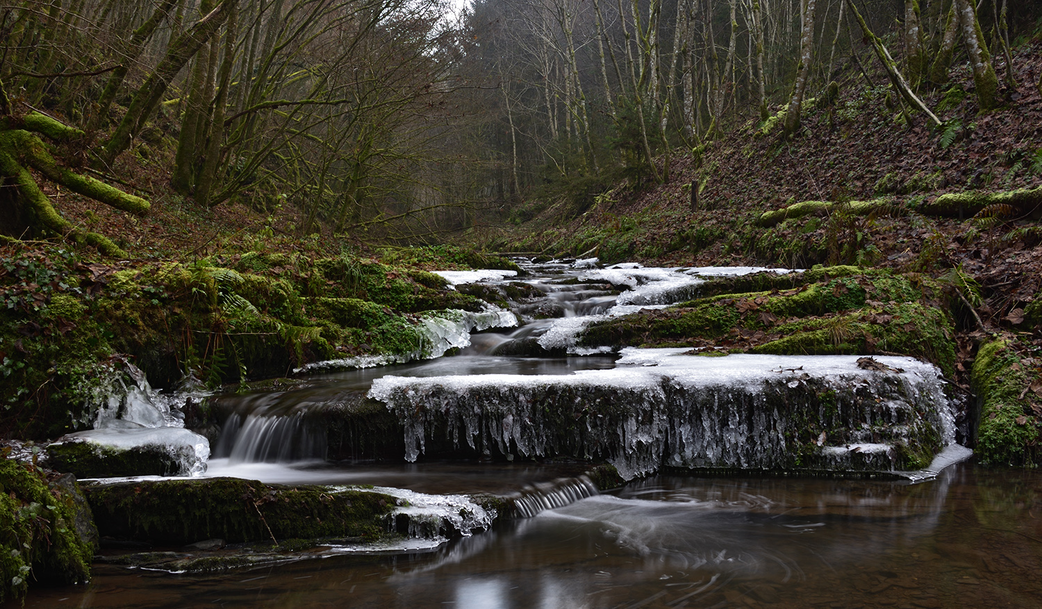 Wasserfall und Wasserhang