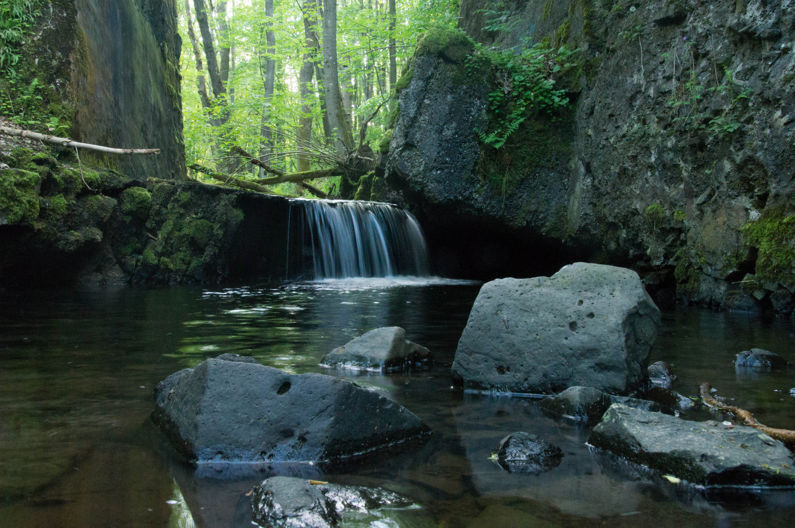 Wasserfall unter einer Brücke