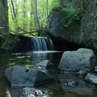 Wasserfall unter einer Brücke