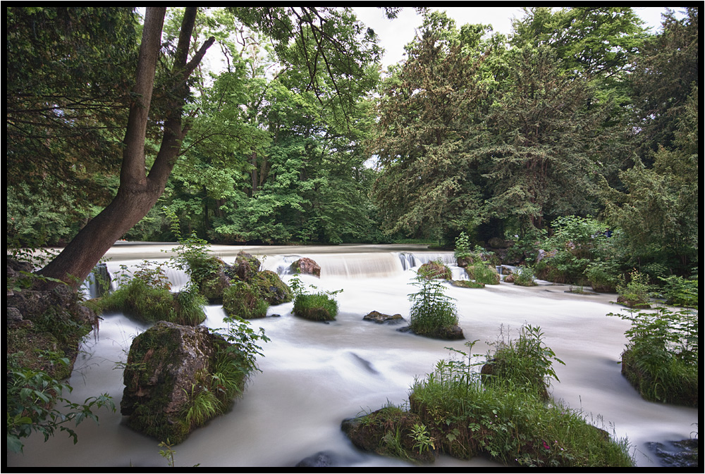 Wasserfall vom Isar Eisbach im Englischen Garten Foto