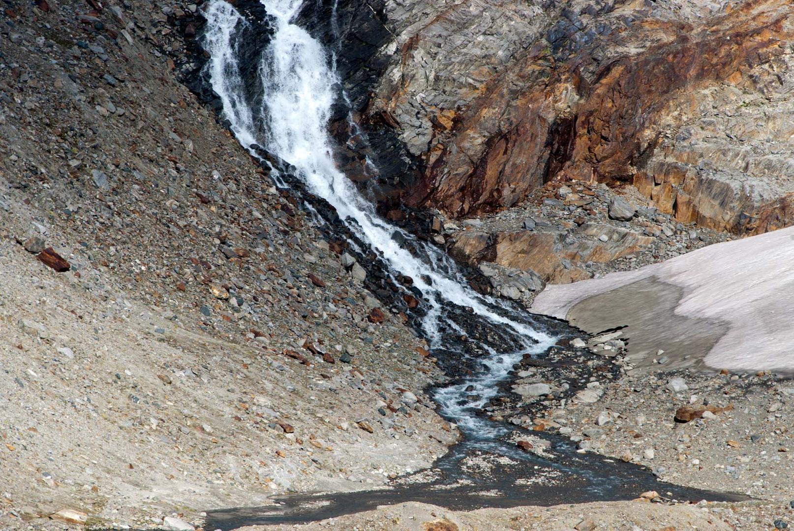 Wasserfall vom Stubaier Gletscher unterhalb des Zuckerhütl