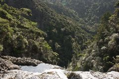 Wasserfall von Oben direkt am Abgrund, Piha, Neuseeland