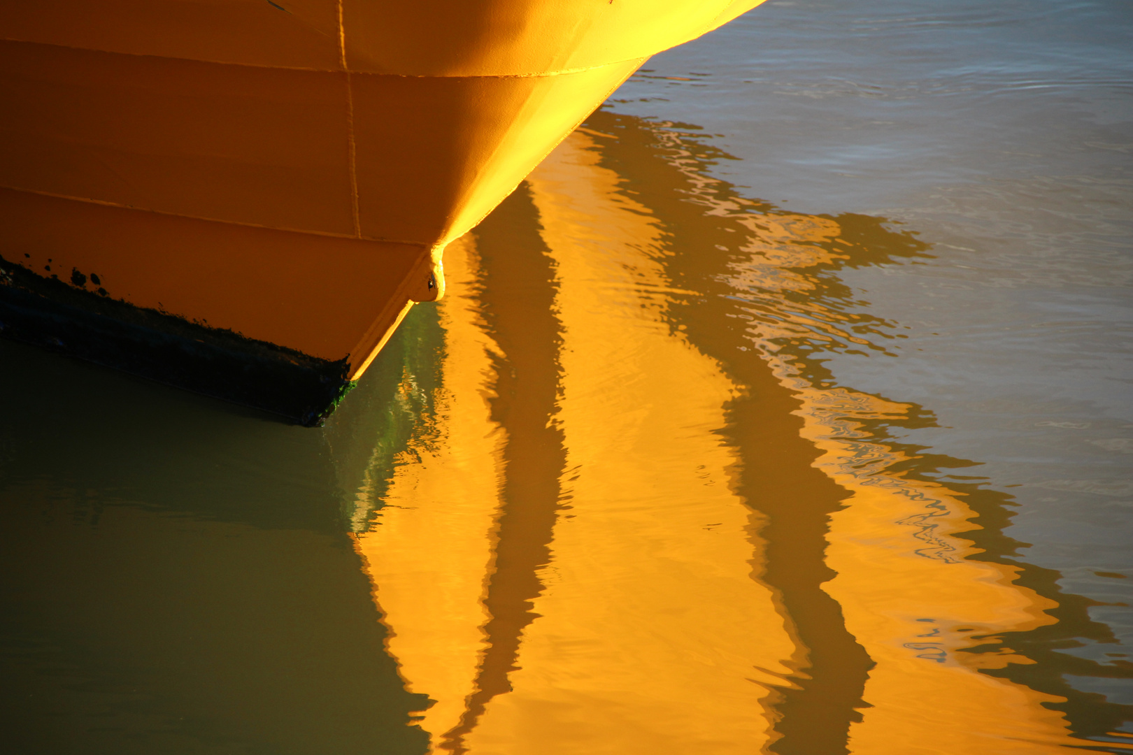 Wasserfarben Foto & Bild | spiegelbilder, wasser, hafen Bilder auf