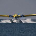 Wasserflugzeug bei der Landung vor Veligandu Island Resort