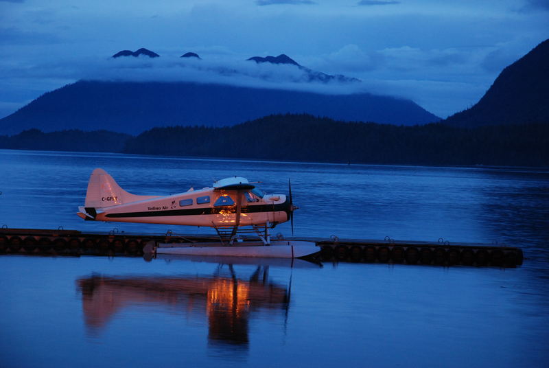 Wasserflugzeug bei Nacht