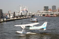 Wasserflugzeug "ClipperAviation" vor Überseebrücke