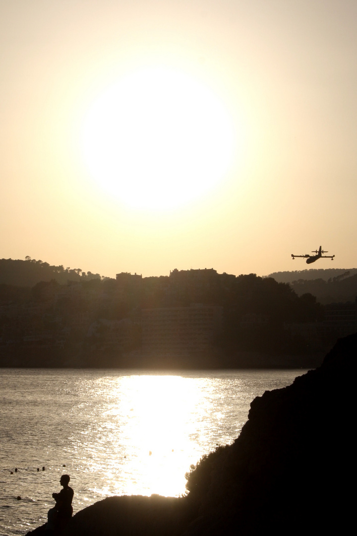 Wasserflugzeug im Sonnenuntergang