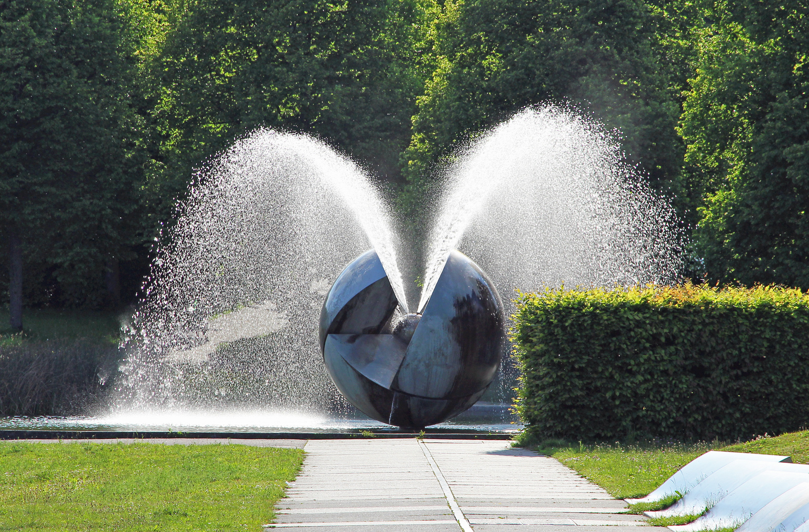 Wasserfontänen im Gegenlicht