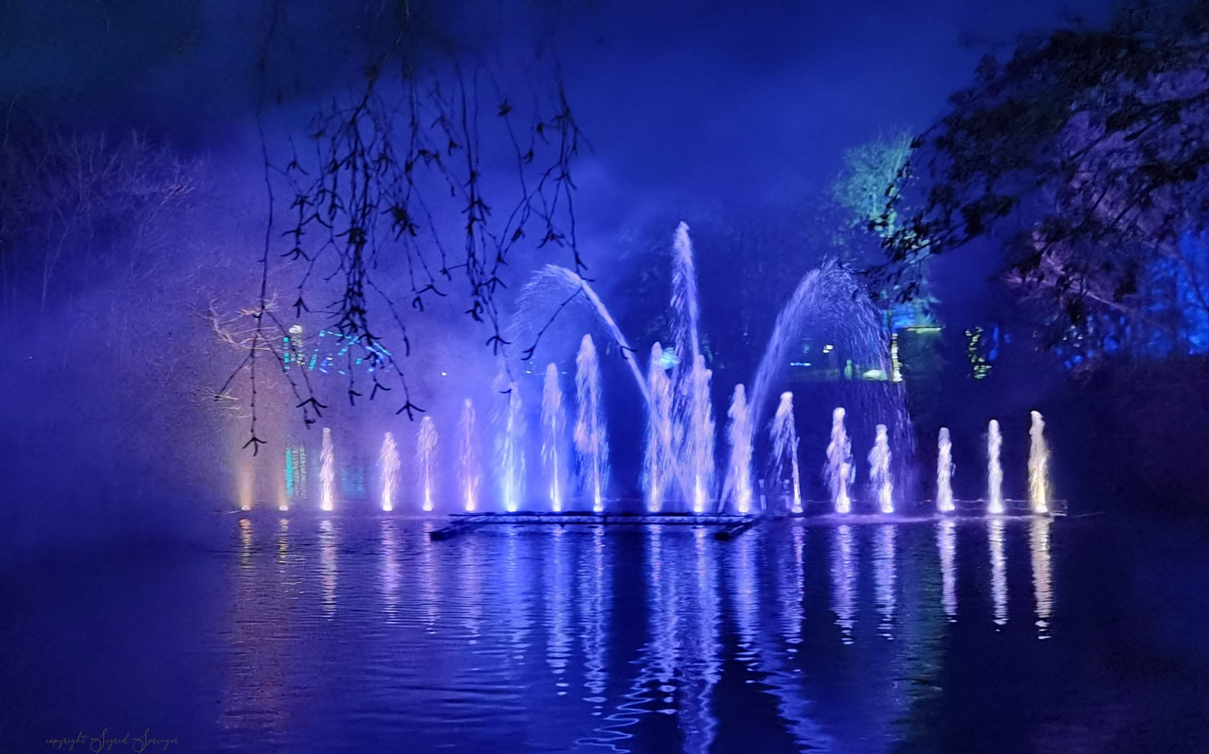 Wasserfontainen mit Lichteffekten in blau 