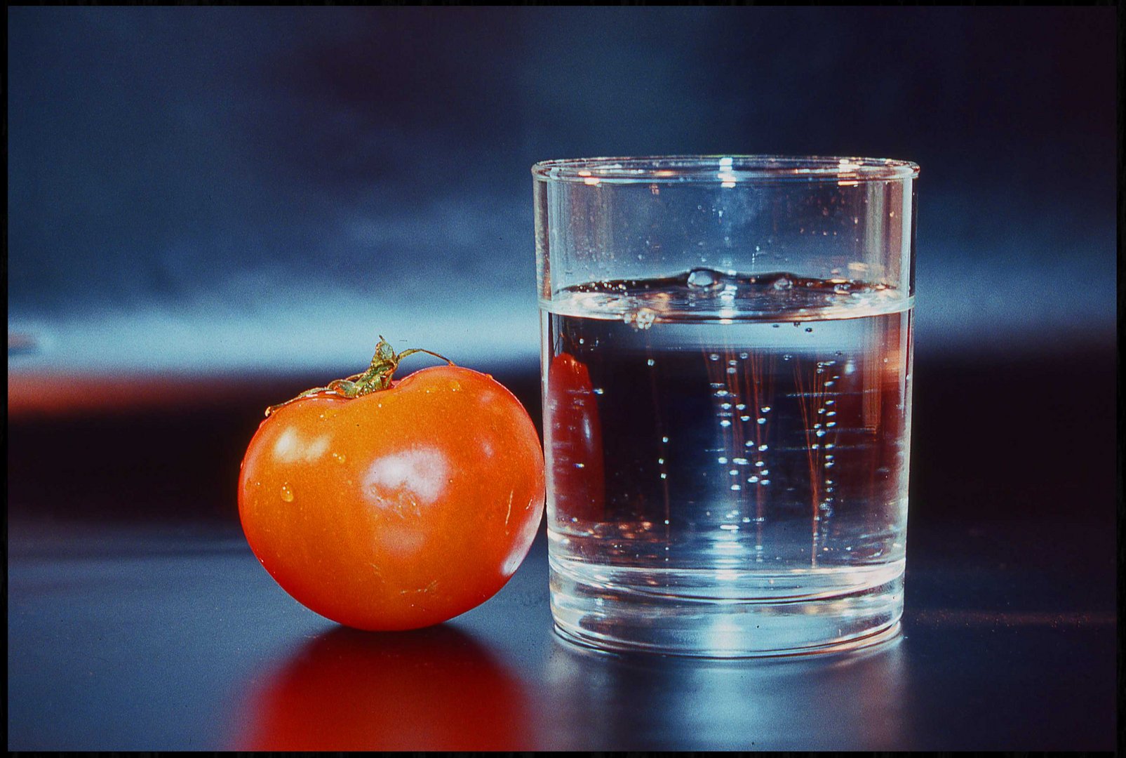 Wasserglas mit Tomate
