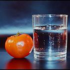 Wasserglas mit Tomate