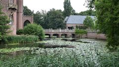 Wassergraben am Schloss Moyland