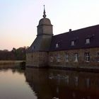 Wassergraben mit Schloss