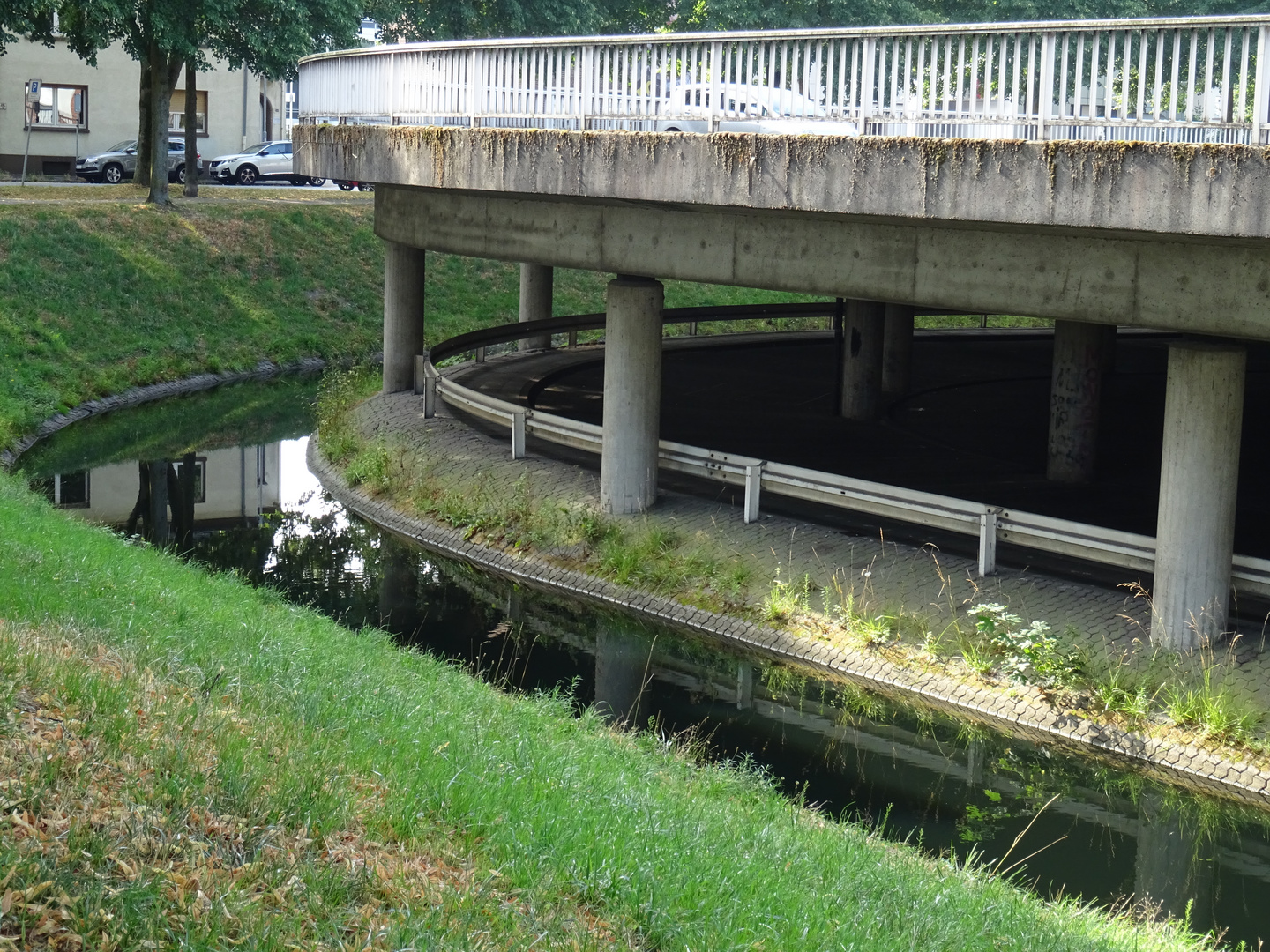 Wassergraben rund um das Parkhaus, Moers