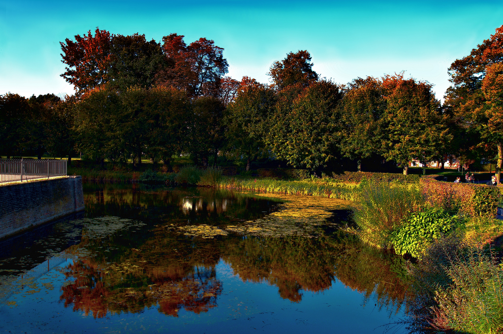 Wassergraben um Schloß Augustusburg in Brühl bei Köln