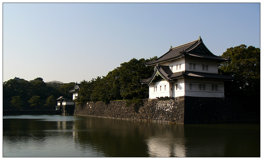 Wassergraben und Gebäude des Kaiserpalastes in Tokyo