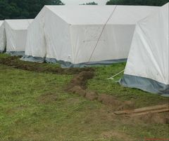 Wassergraben vor denn Zelten