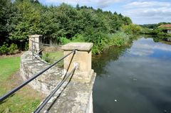 Wassergräben zieren das Anwesen