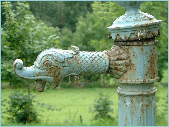 Wasserhahn auf einem Friedhof