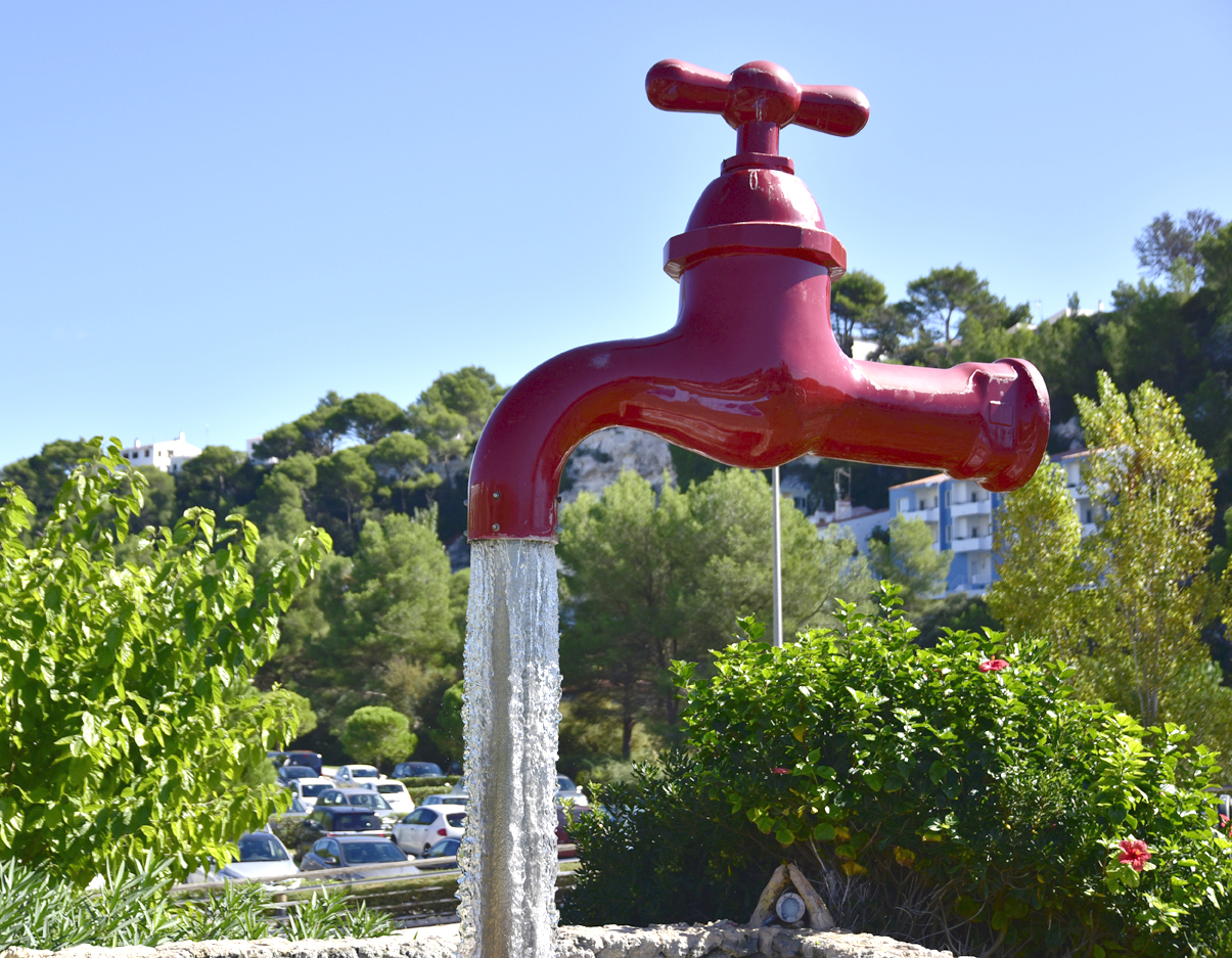 Wasserhahn in einem Park auf Menorca