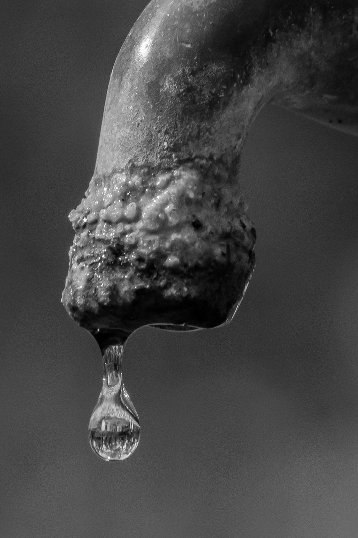 Wasserhahn mit Tropfen im Freien