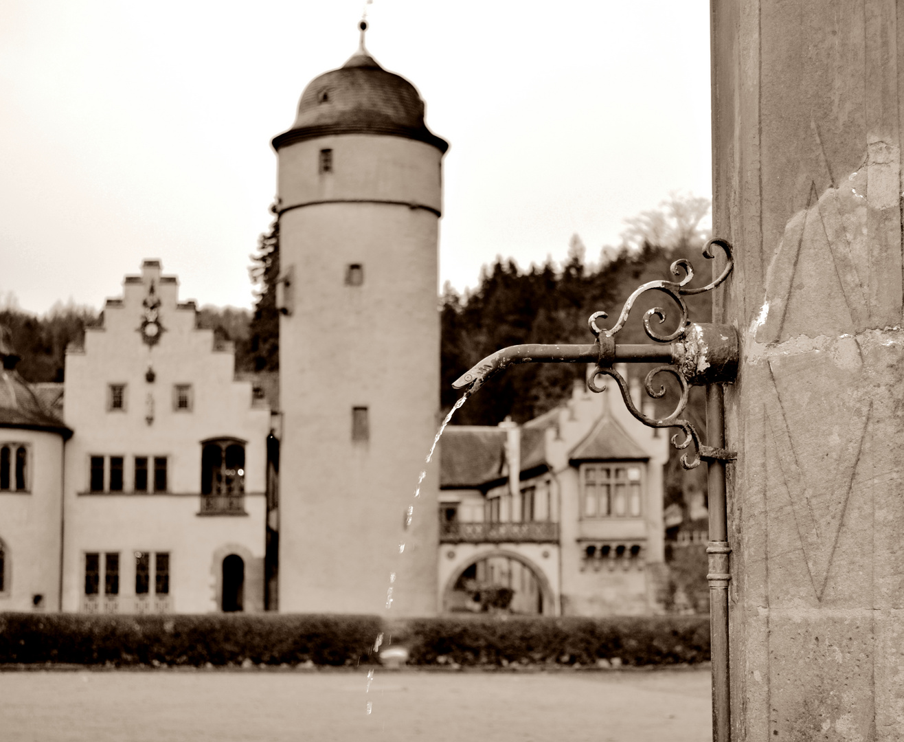 Wasserhahn vor dem Schloß Mespelbrunn