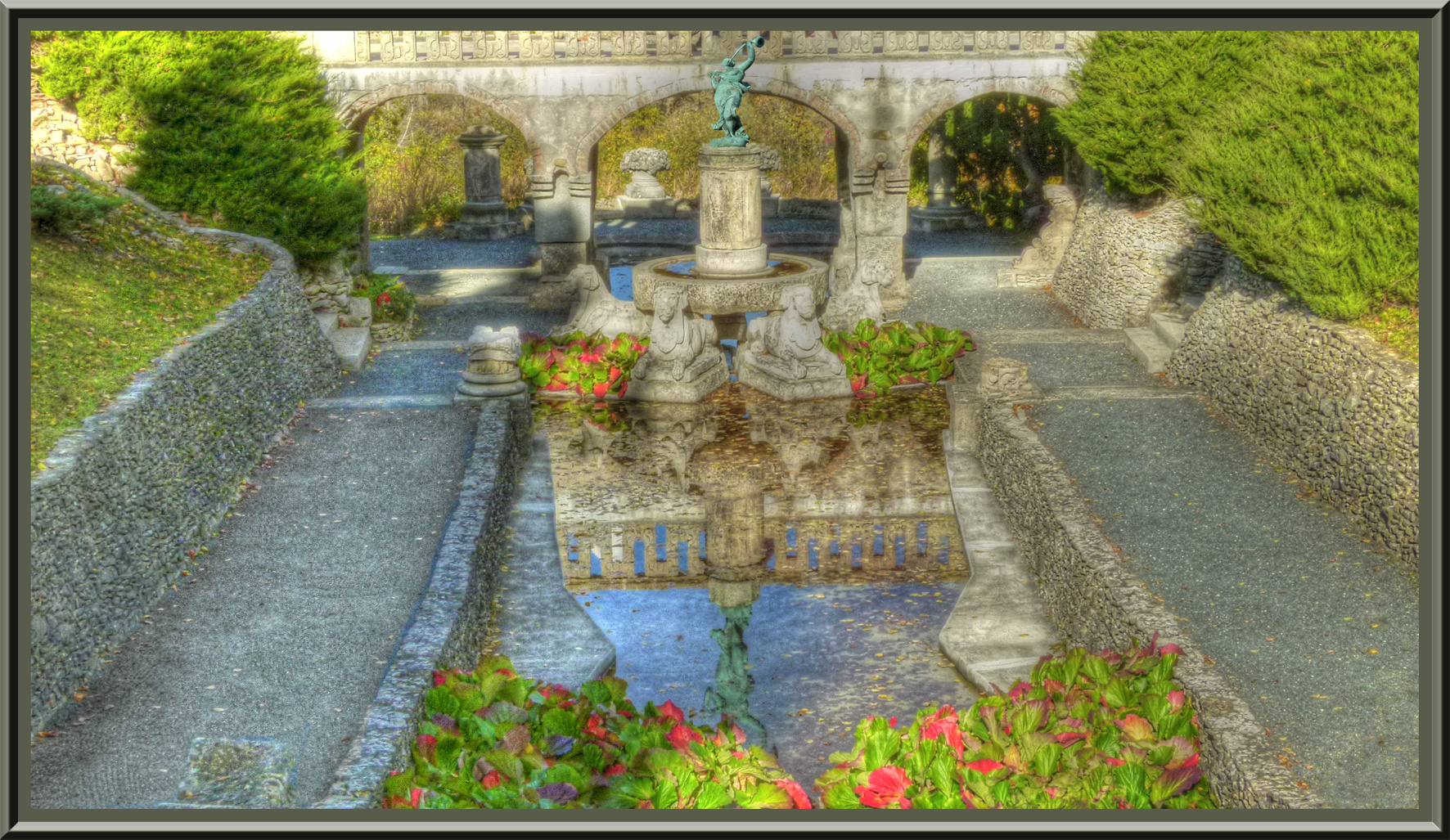 Wasserkaskaden im Schlosspark der Roseburg