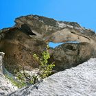 Wasserkraft formte dieses Loch bei Les Baux-de-Provence