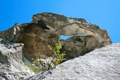 Wasserkraft formte dieses Loch bei Les Baux-de-Provence