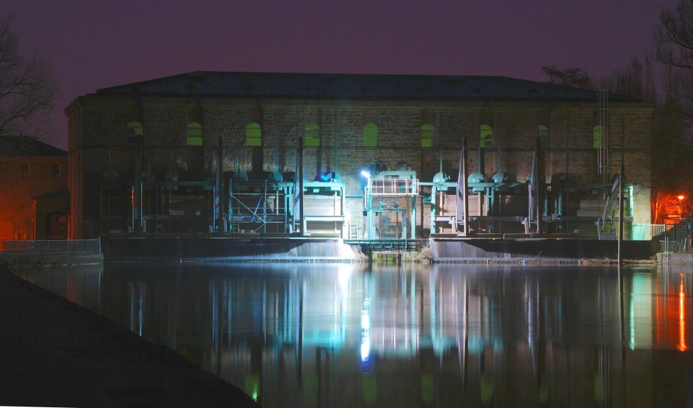 Wasserkraftwerk Mülheim bei Nacht