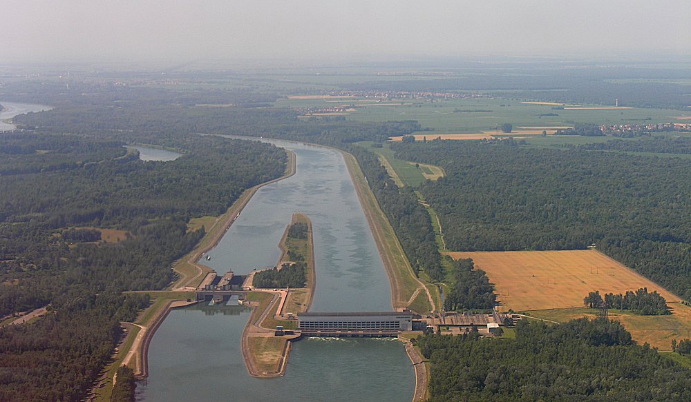 Wasserkraftwerk und Schleuse von Marckolsheim, am Rhein, in Elsass