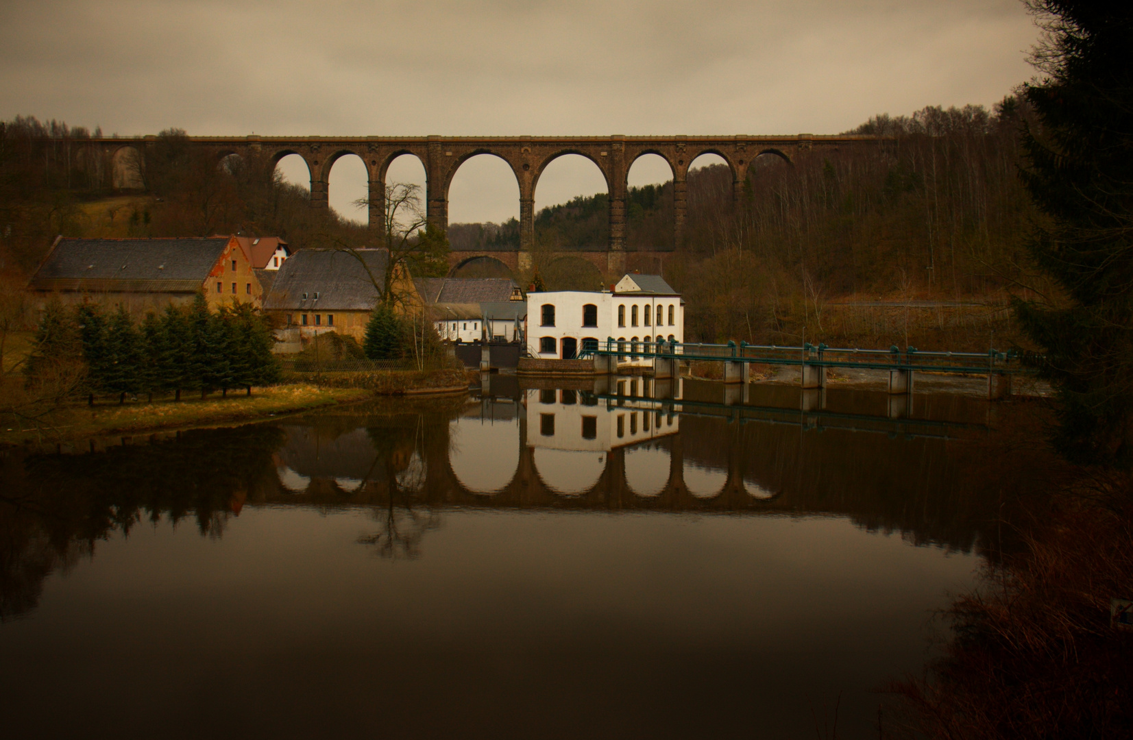 Wasserkraftwerk und Viadukt bei Göhren in Sachsen