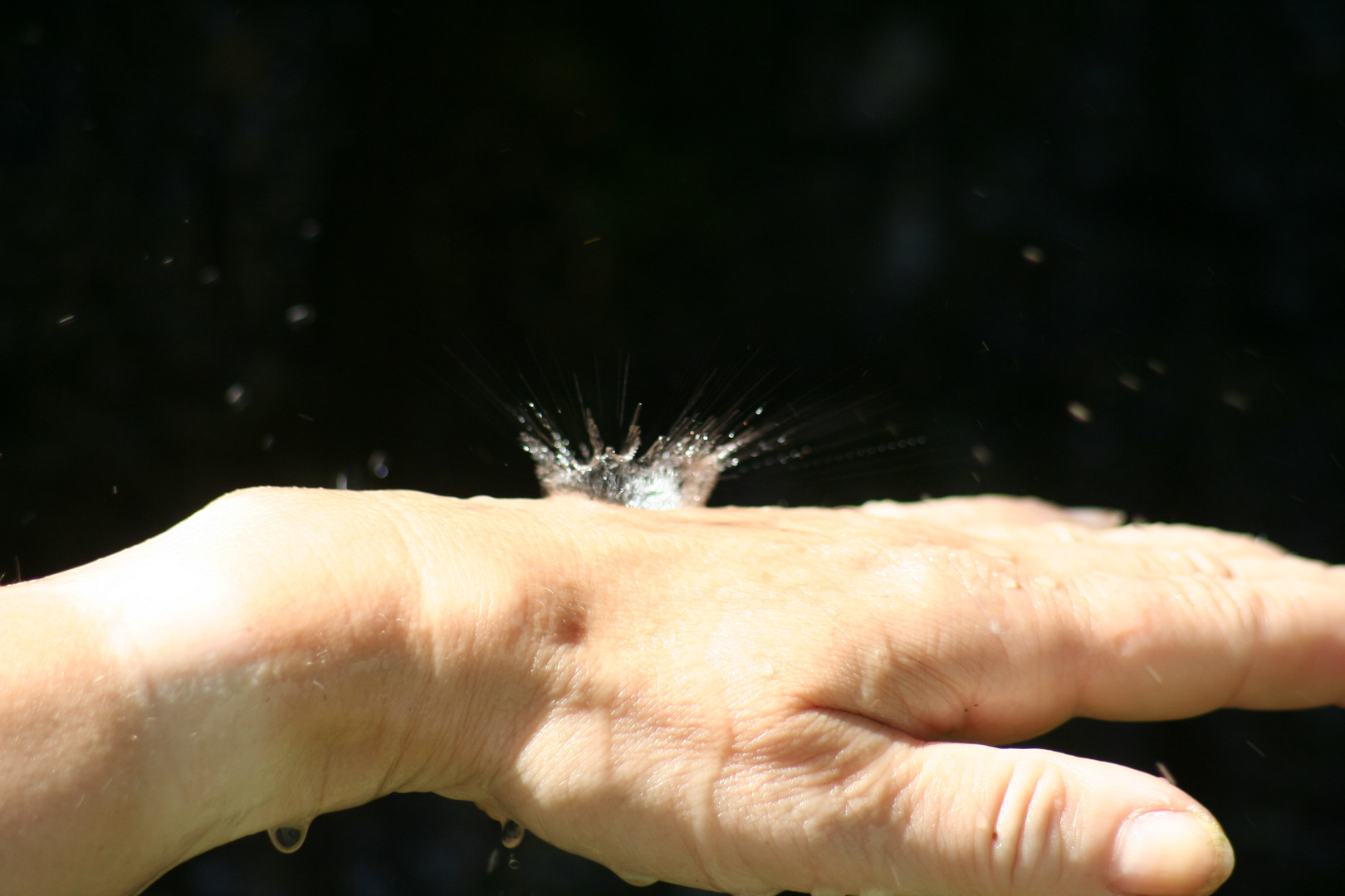 Wasserkrone auf der Hand