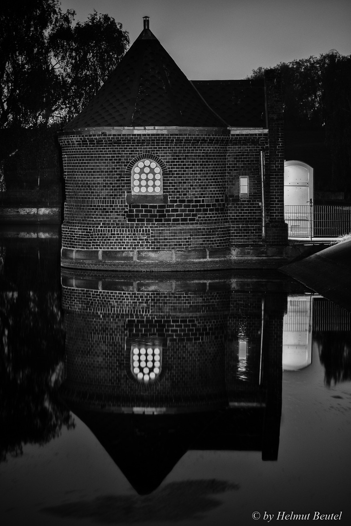 Wasserkunst Kaltehofe - Schieberhaus 2 Spiegelung s/w