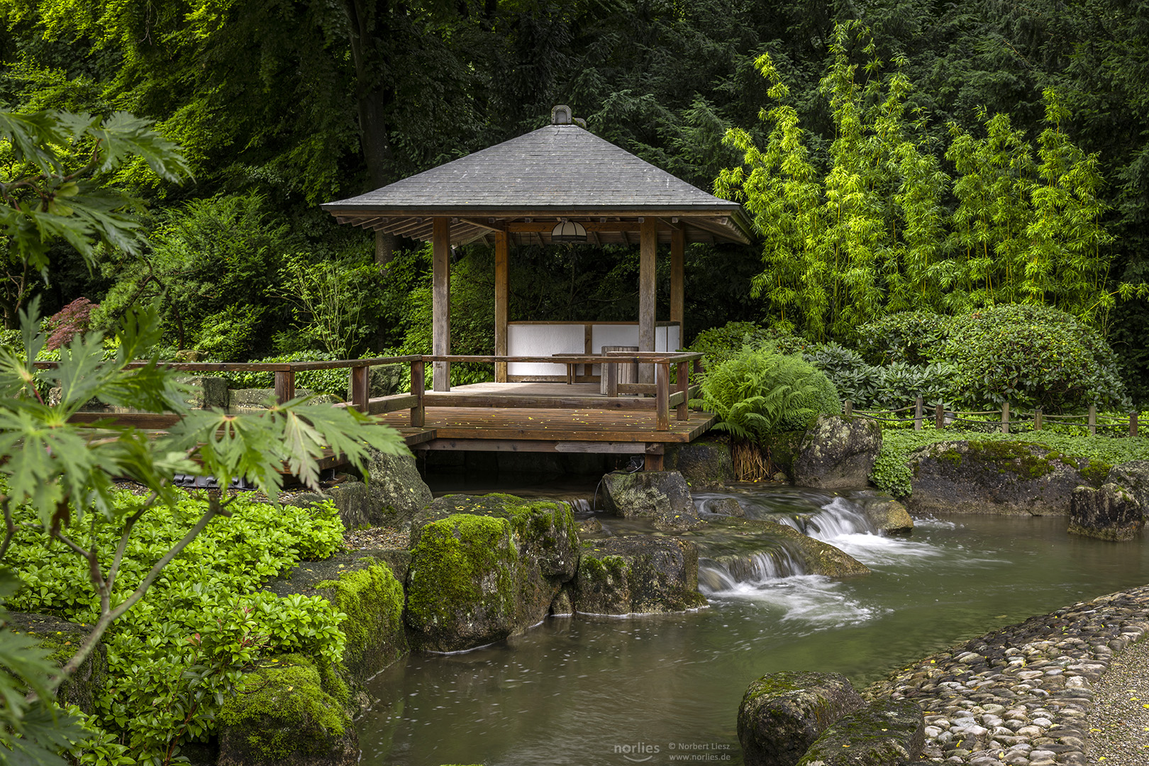 Wasserlauf am Pavillon